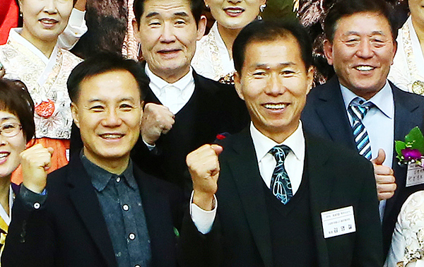 7대 이기재 신임 회장(좌)과 3~6대 김영철 회장(우)