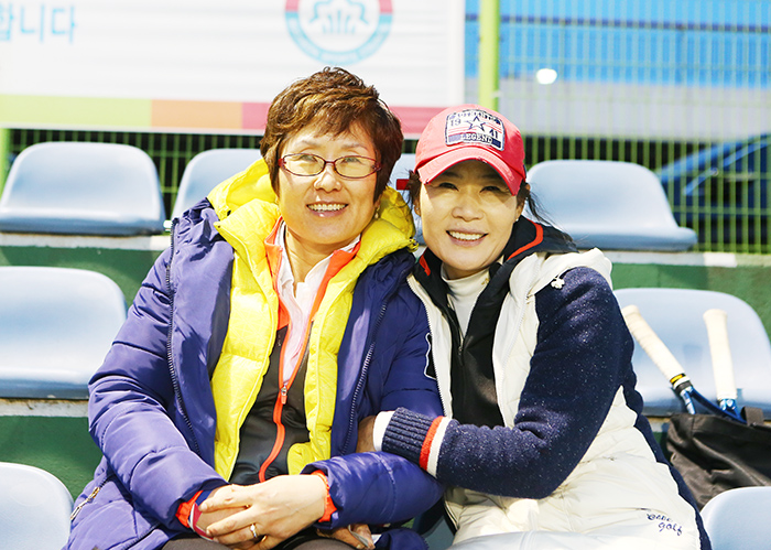 가장 먼저 4강에 올라 다른 팀들의 경기를 지켜보고 있는 김