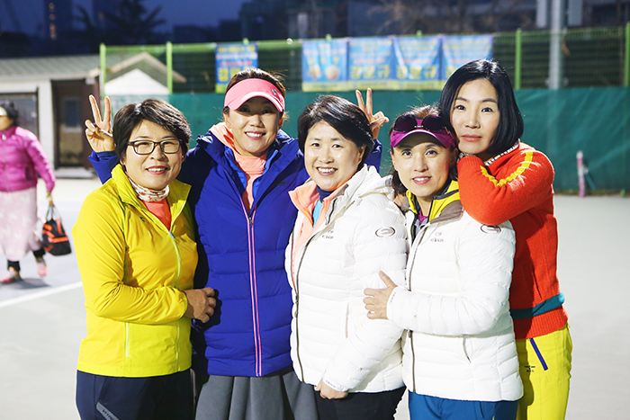 4강전이 끝날 때 까지 경기를 지켜본 갤러리들.