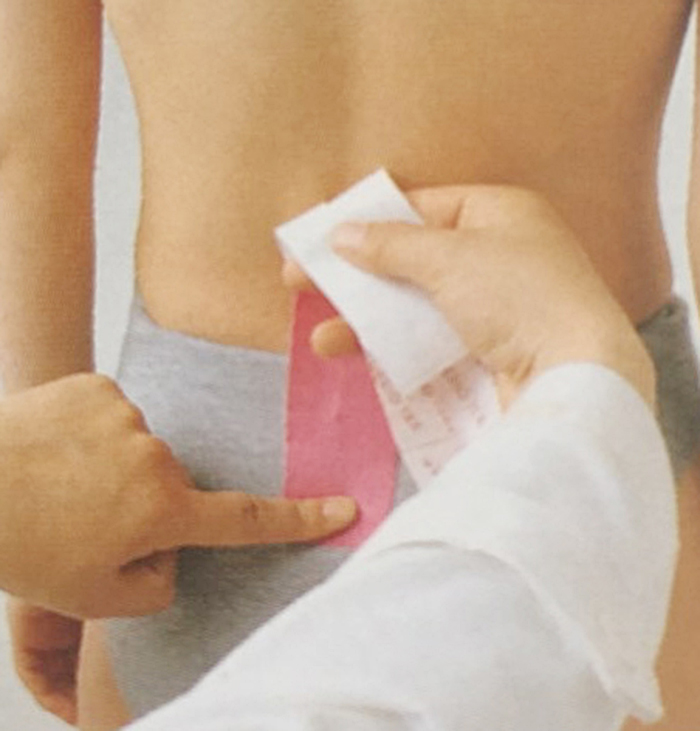 Y자의 아랫부분을 꼬리뼈의 약간 위쪽에 고정 시킨다.