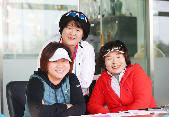 수원시어머니회 송미희 회장(우) 유수미 재무(중앙) 조선행 총무(좌)