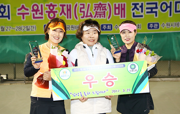 개나리부 우승 위순미, 허영희. 시상 송미희 대회장