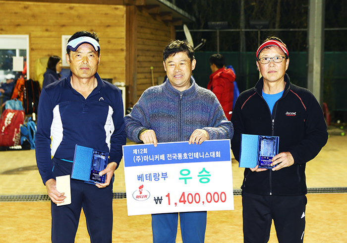 베테랑부 우승자 김용래(원주 위너) 이선무(속초테가모). 시상 박종용 대회장.