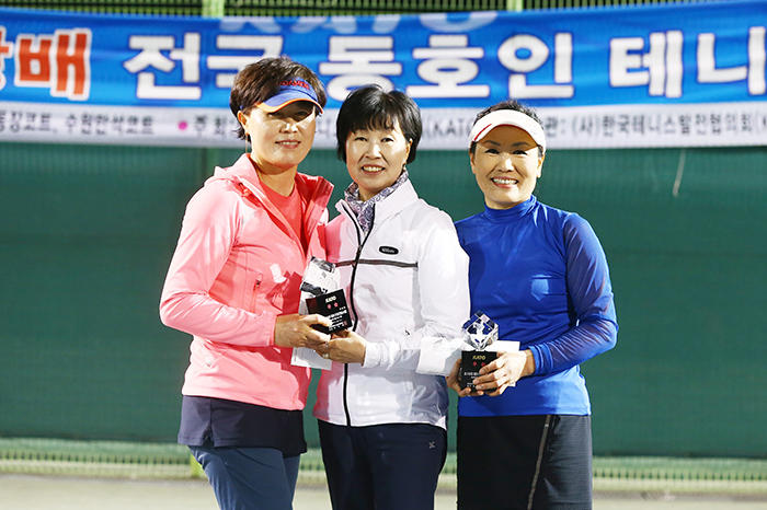 김서희님이 화곡어머니배에 이어 연속 2주 우승트로피를 들어 올렸다.