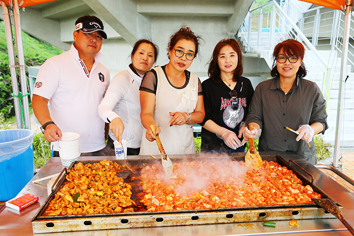 소양강배 대회장에서 닭갈비와 맥주, 커피등 먹거리 자원봉사하고 있는 자원봉사자들.