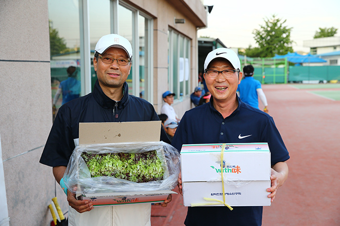 16강 상품인 상추를 받아들고 웃고 있는 이민재, 김현주 페어.