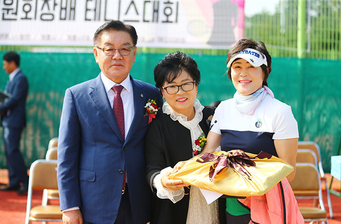 행운권 1등 당첨자. 행운권 1등 상품은 홍삼제품이다.