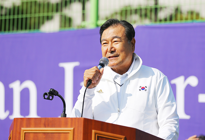 서울 인터시티 대회 김문일 대회장이 대회사를 하고 있다.
