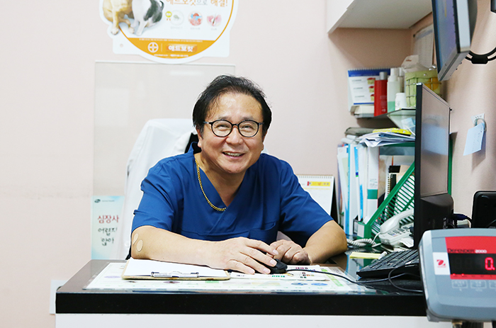 모란동물병원 김상현 원장. 그는 마음먹은 것을 실천하는 것이 매우 중요하다고 말한다. 테니스 코트를 만드는 것도 그 마음먹은 것 중 하나다.