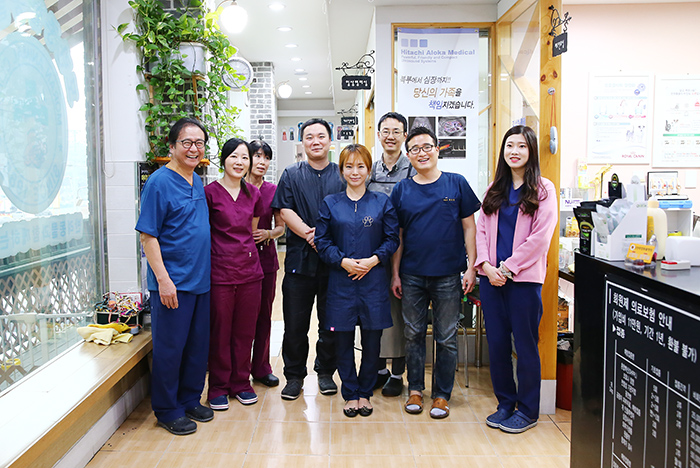 모란 동물병원 직원들, 김원장은 테니스 동호인들이 찾아준다면 10%할인을 해주겠다며 웃으며 말했다.