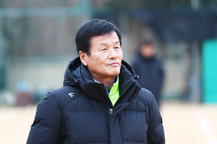 대회장인 청록회 이상훈 회장이 국화부 경기를 지켜보고 있다.