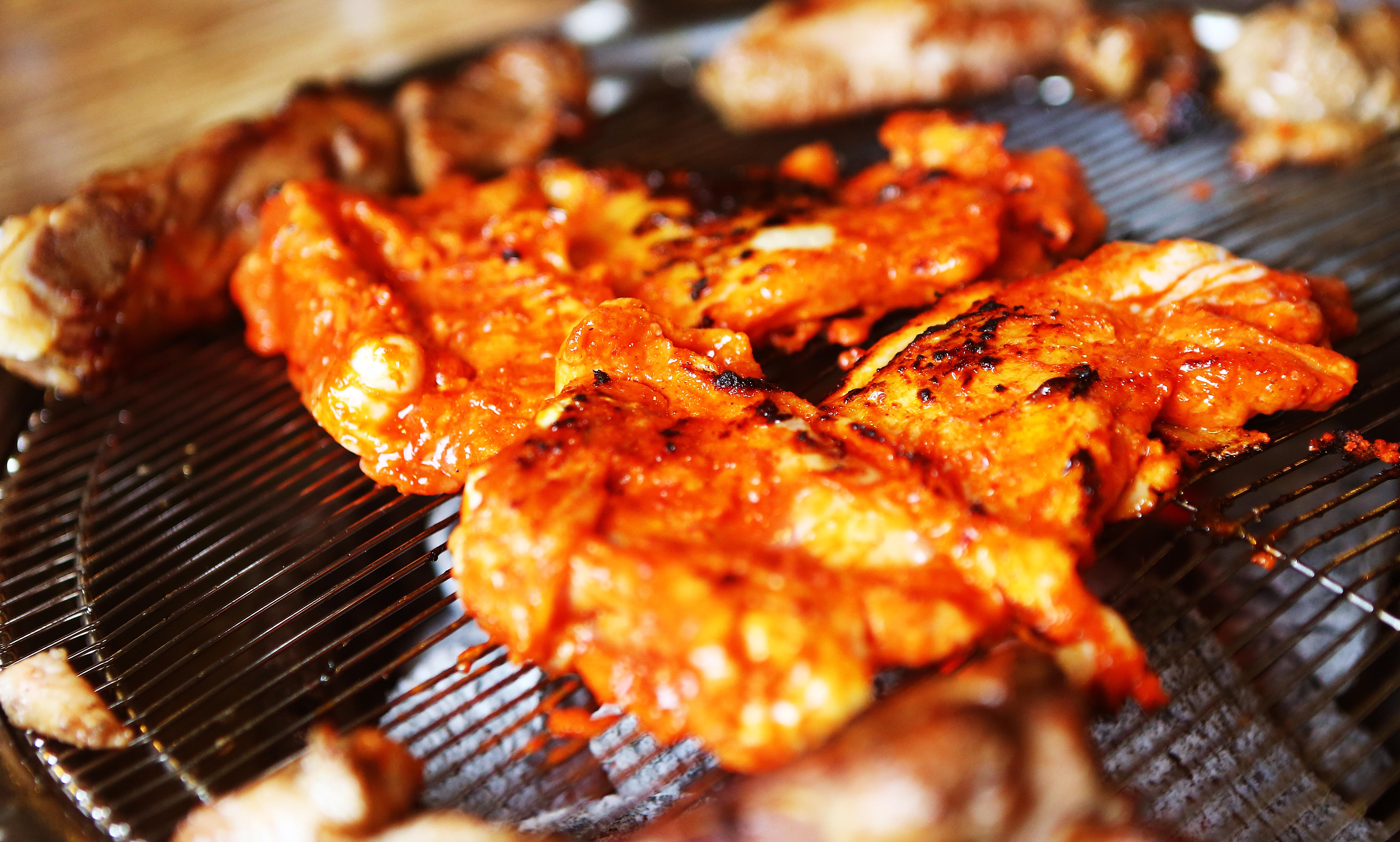 소갈비, 돼지갈비, 닭갈비가 준비되어 있다. 종류별로 골라 먹을 수 있다.