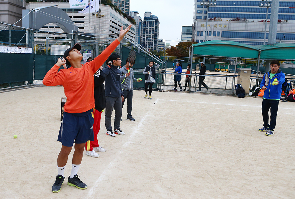비트로팀에서 원 포인트 레슨을 하고 있는 이순규