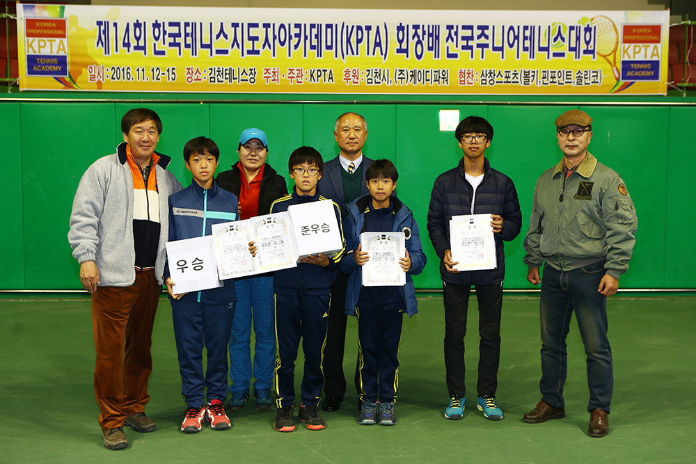 12세부 대회 입상자들과 대구 KPTA 김원창회장(중앙)과 임원들. 박상곤 부회장(좌), 박희일 부회장(우)