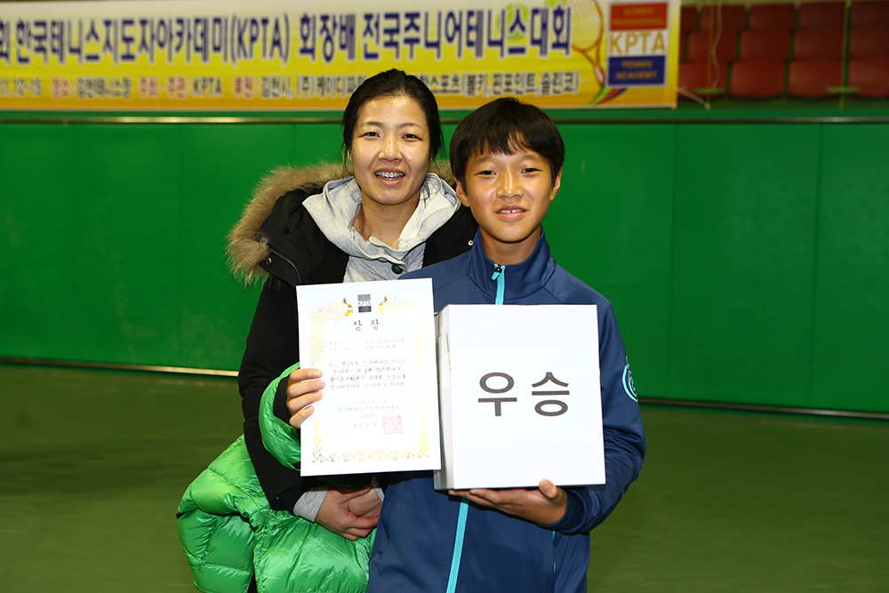 신갈초등학교 마재혁 선수와 어머니. 좋은 대회라 해서 참가했는데 선수들 참가수가 너무 적어 아쉬웠다고 말했다.