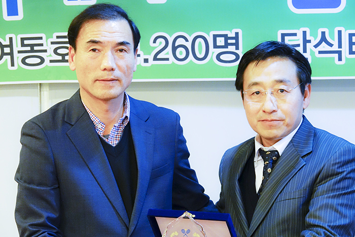단식 발전에 지대한 공을 세운 강영록씨가 공로패를 수상했다.
