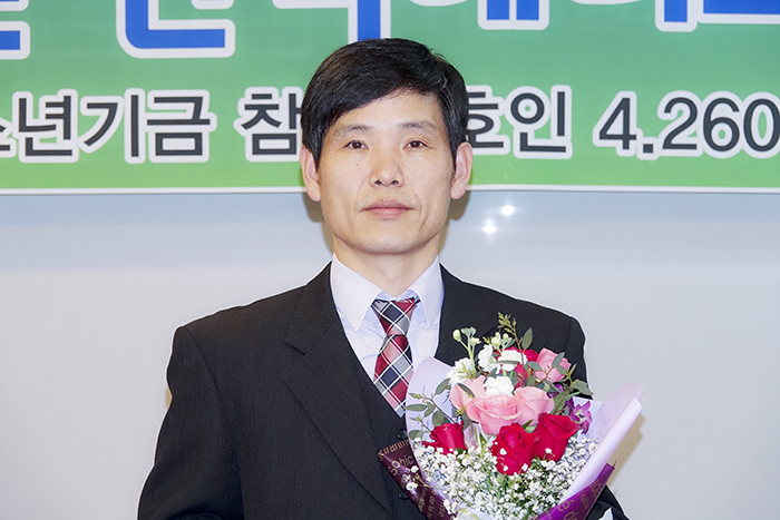 최우수 공로상을 받은 손시균 사무국장.