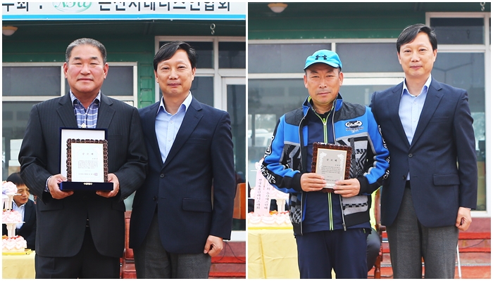 논산시 전 협회장과 사무국장이 공로패를 받았다.
