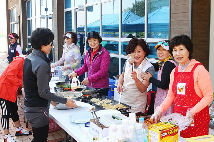개회식이 시작되기 전 모든 먹거리 준비가 완료돼야 한다는 듯 각자 알아서 이것 저것 준비를 시작했다.