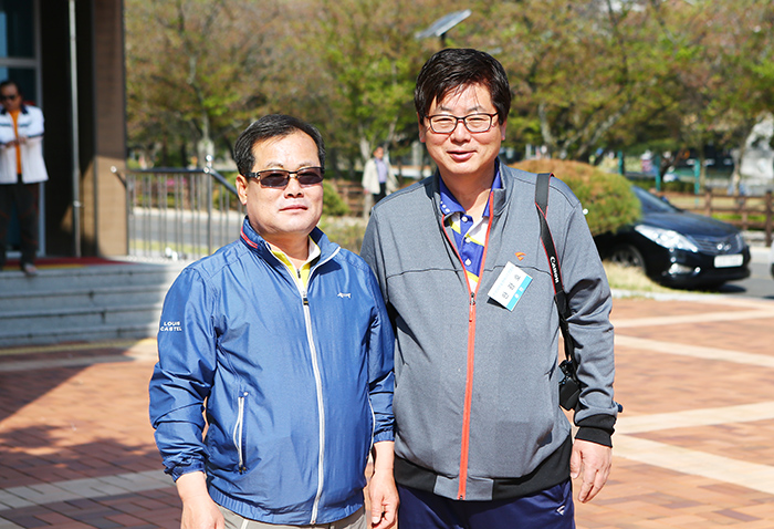 58년 무술생 개띠 모임을 결성했던 초대 회장과 현 한광호 회장. 