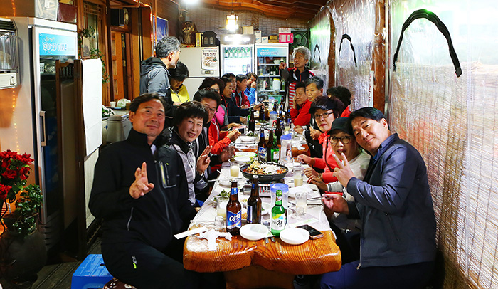 14일 전야제, 저녁 식사와 함께 반주가 곁들여졌다. 이들은 