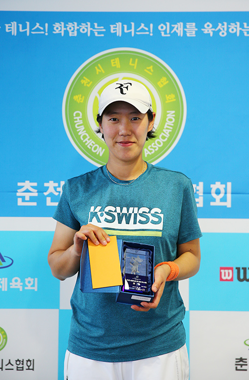 여자 단식 우승자 김경진 선수.