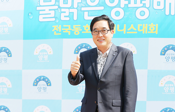 제2회 대회때 경기장을 찾은 김선교 군수. 김군수의 소통의 방법은 시간이 되는한 경기장을 찾아 군민들과 대화하는 것이다. 
