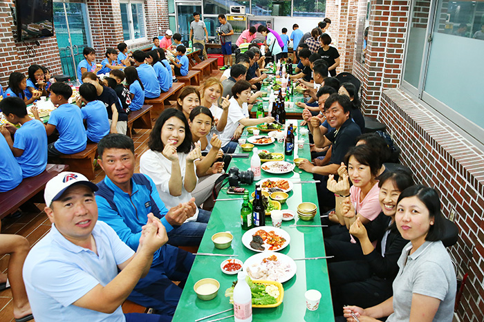 유테는 항상 선수, 학부모, 코치들이 참석하는 만찬을 연다.