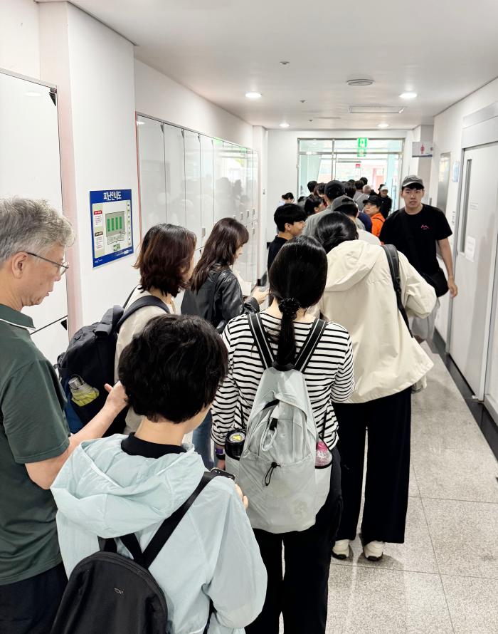 8강전이 열릴 예정이던 금요일 우천으로 단식을 취소되고 복식은 실내코트에서 진행됐다 실내코트 입장하기 위해 길게 늘어선 대기줄