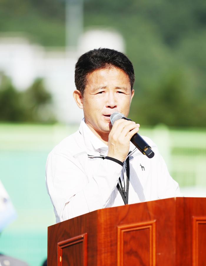 울주군테니스협회 황재윤 회장이 협회장기에서 대회사를 하고 있다