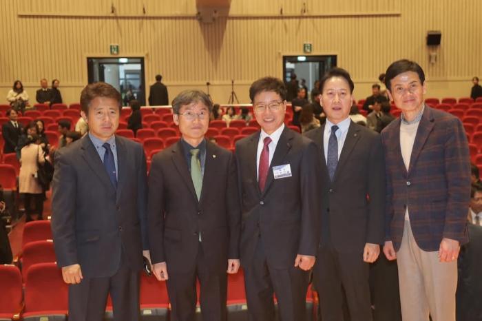 좌로부터 황재윤 회장 천창수 울산광역시 교육감 이진철 교총회장 임채덕 강남교육장 신원태 초등교장