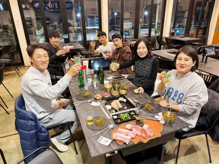 앞줄 왼쪽 남자가 소울 빌리지 글램핑장과 남블던 아카데미의 후덕한 주인장이다