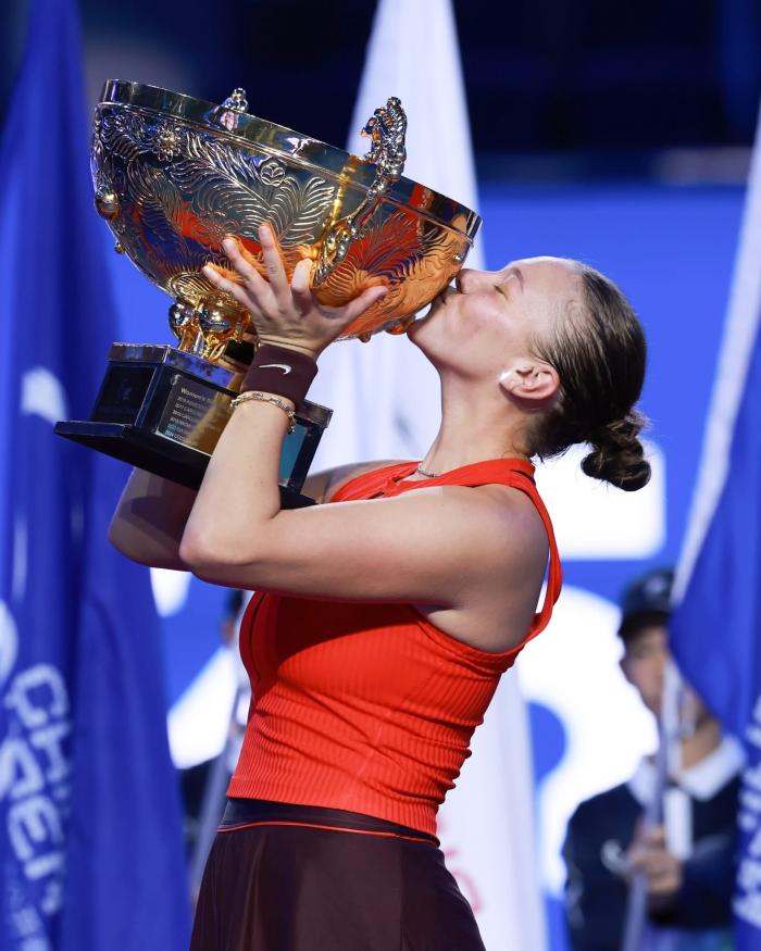 파워와 파워 대결에서 승리한 아니시모바, WTA 파이널스에 3번째로 들어가 기사 이미지