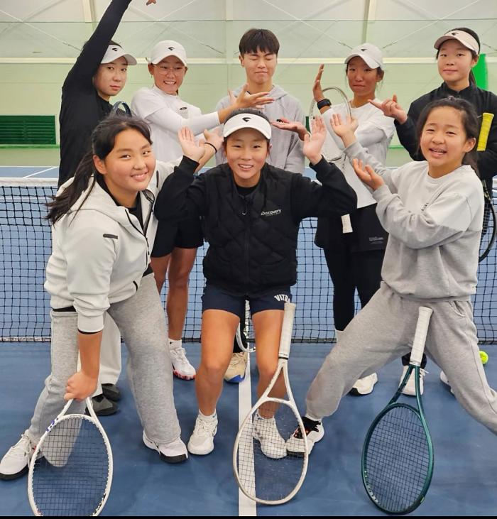 김서현과 함께 운동하고 있는 전일중 선수들