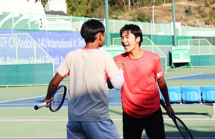 챔피언이 확정되자 환호하고 있는