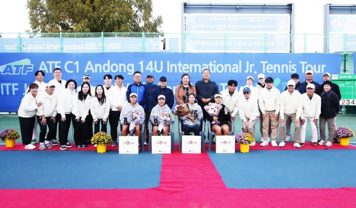 대회 스텝들과 선수들 단체사진