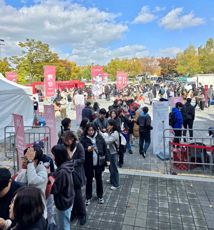 경기장 입장하기 위해 대기하고 있는 갤러리들