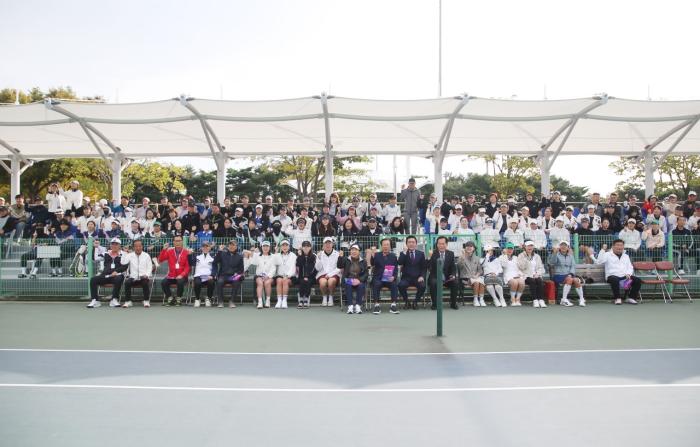 울산광역시 테니스협회장배에 108개 팀이 참가했다 개획식 단체사진
