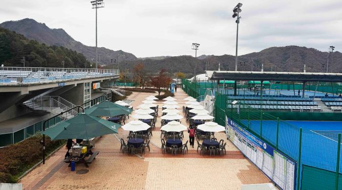 토요일 아침 선수들을 기다리고 있는 춘천 송암 테니스코트