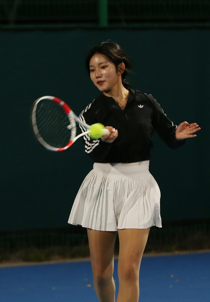 대회에 참가한 선수가 포핸드 샷을 치고 있다