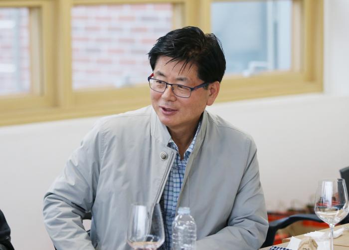 아이스 아레나를 감리한 산 EC 건축사 사무소 한광호 대표가 코트 설계에 대해 설명하고 있다