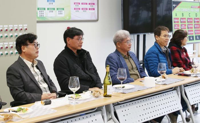 강릉시 최성두 협회장 강원도 김운수 협회장 이행용 전 강원도 협회장 신성식 전 강릉지청장이 설명을 듣고 있다