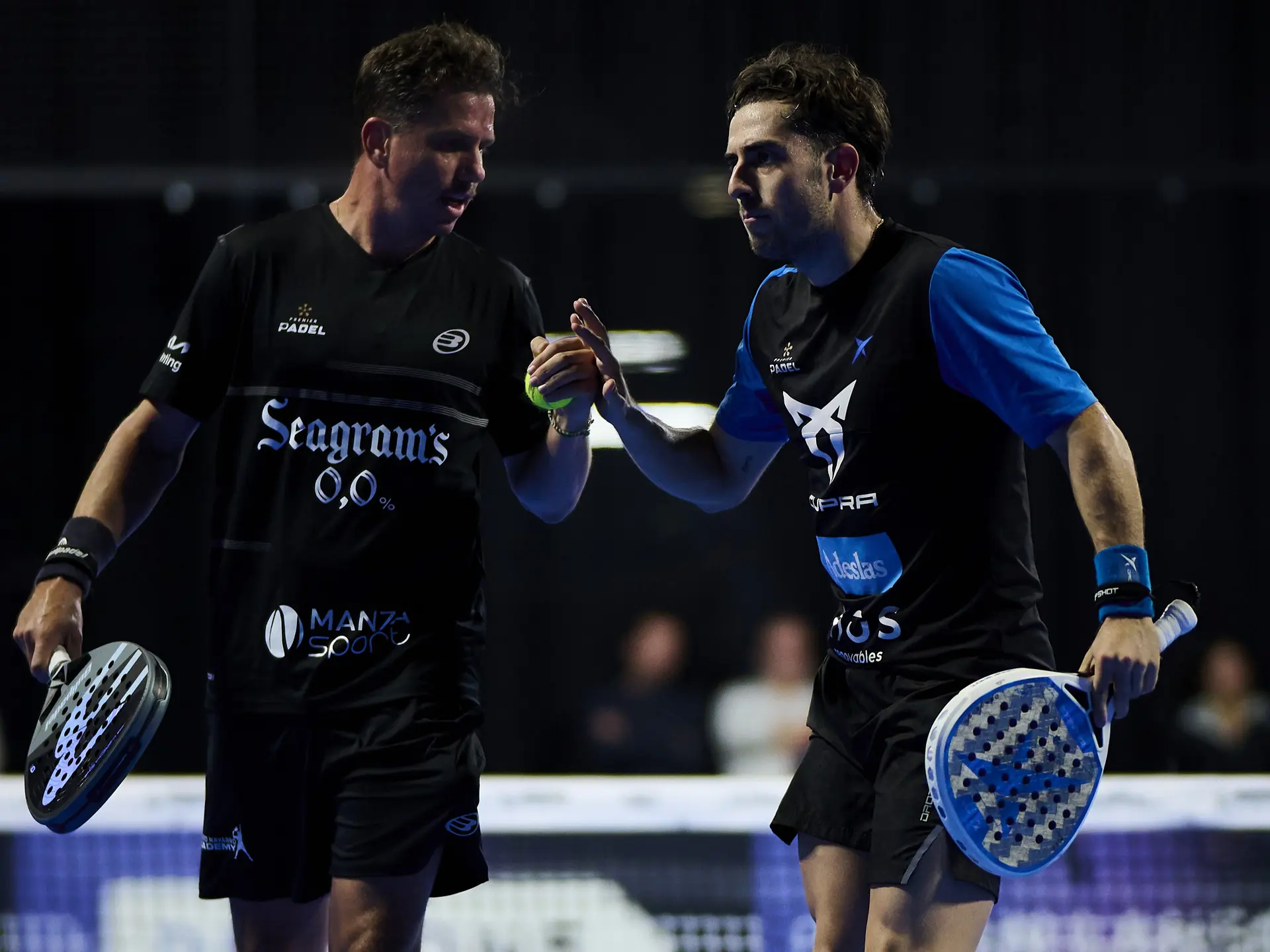 패들 선수들이 경기를 하고 있다