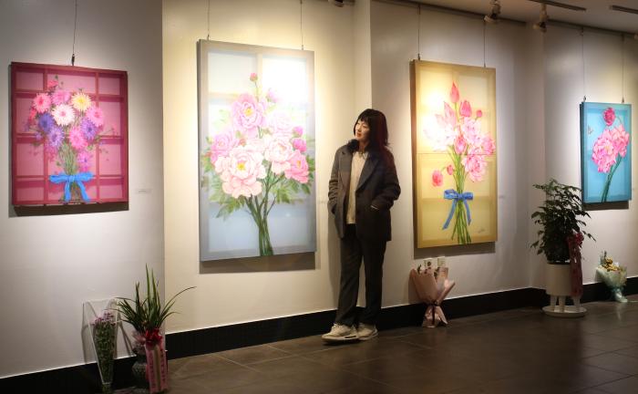 부케가 본케가 된 여인의 전시회 기사 이미지