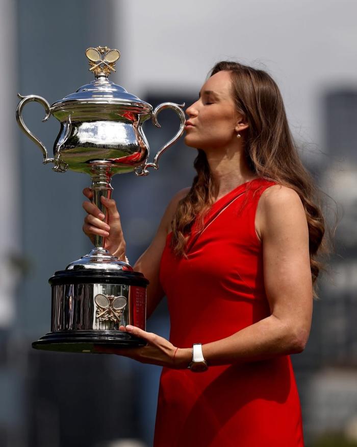 정열의 레드 리바키나, 압도적 존재감의 블랙 알카라스 기사 이미지