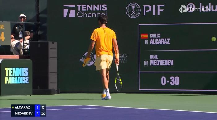 신발이 벗겨져 알카라스가 벗겨진 신발을 들고 나가고 있다