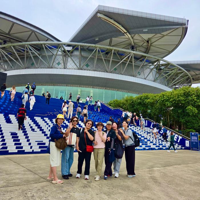 서울 종로구 삼청코트에서 운동하는 화목클럽 회원들